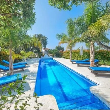 Inviting 6-bed House In * Marbella