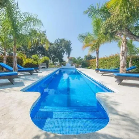 Inviting 6-bed House In Holiday home *
