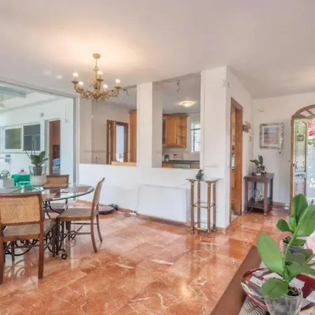 Inviting 6-bed House In Holiday home