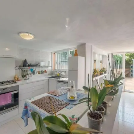 Inviting 6-bed House In * Marbella