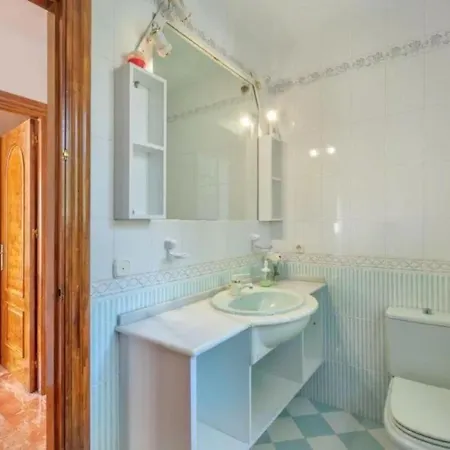 Inviting 6-bed House In Holiday home
